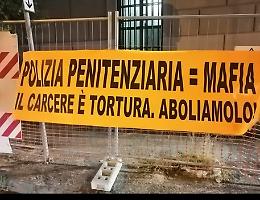 Striscione contro la Penitenziaria davanti al carcere di Pozzuoli