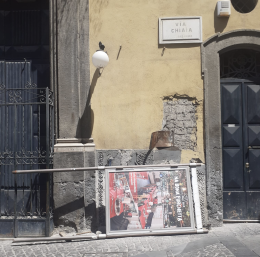 Chiaia, per rubare una bici divelto impianto pubblicitario