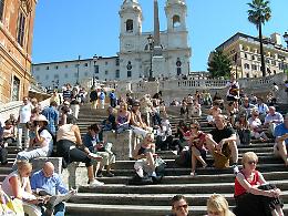 Trinità dei Monti: vietato sedersi. Scatta il provvedimento tra le polemiche di turisti e commercianti