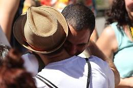 Cacciato di casa perché gay, la decisione<br> del giudice: la madre deve mantenerlo