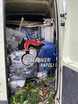 Sorpreso a sversare rifiuti in via Ripuaria, finisce nei guai