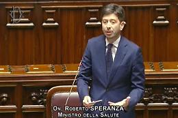Speranza: «Emergenza non è finita, mascherine anche all'aperto»