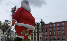 Napoli, rimosso il Babbo Natale gigante