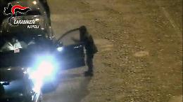 Blocca in malo modo automobilista che non lo ha pagato: arrestato parcheggiatore abusivo