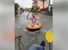 Strade allagate, in giro con il gommone nel Vesuviano