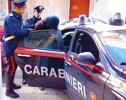 Ruba in un negozio, "tradito" dai tatuaggi: arrestato 22enne a Castellammare