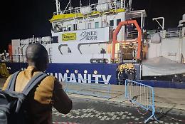 Migranti, a Catania sbarcano 144 profughi
