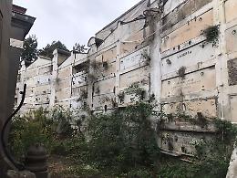 Cimitiero monumentale tra degrado e immondizia