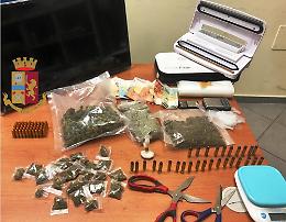 Fabbrica di “dosi" nel garage, pusher arrestato con droga e munizioni