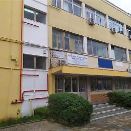 Raid fuori scuola, picchiano ragazzo e poi sparano