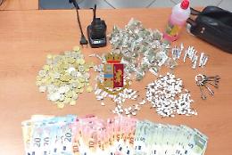 Spacciava davanti a un palazzo al Parco Verde