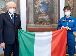 Mattarella consegna a Cristoforetti il Tricolore per la Stazione spaziale