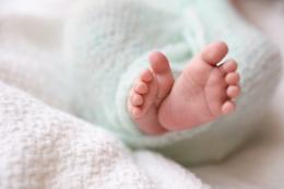 Covid, mamma positiva e non vaccinata partorisce tre gemelli
