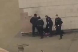 Parigi, giovane pestato e violentato dalla polizia