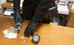 Scampia, due portieri di un condominio arrestati per droga