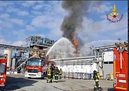 Esplode azienda chimica nel Comasco: 7 feriti