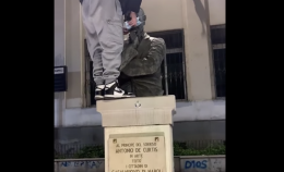 Azione vandalica contro la statua di Totó, «identificati»