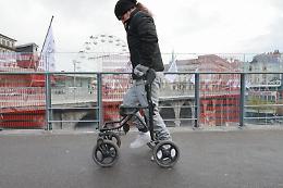 Tre uomini paralizzati tornano a camminare grazie a elettrodi