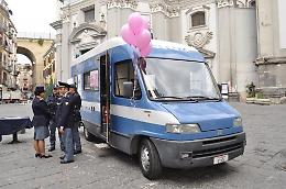 Festa della donna, il camper antiviolenza della polizia in piazza Plebiscito