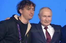 «Facciamo un selfie, così l'Italia vede che sei umano», Jorit e la foto con Putin a Sochi