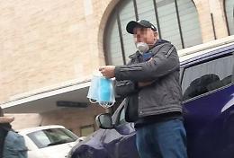 E adesso spuntano i venditori ambulanti di mascherine