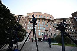 Berlusconi ricoverato, telefonate con Meloni e Salvini. Il fratello: «Migliora»