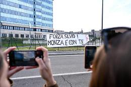 Berlusconi ricoverato in terapia intensiva: «Reagisce bene alle cure»
