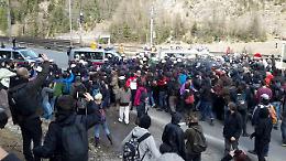 Migranti, scontri tra anarchici e polizia: 12 arresti