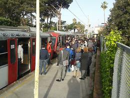 Circum. Grave incidente: passeggero donna resta impigliata nella porta del treno. Trascinata per 100 metri. È grave