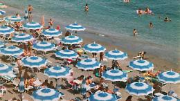 Crisi dei consumi balneari, «ad agosto spiagge nuovamente piene»