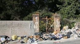 Tombe danneggiate da sversamenti abusivi, sequestrato cimitero Colerosi 