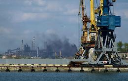 Mariupol, continua evacuazione civili da Azovstal