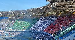 Il “Maradona” accoglie il Napoli, in curva il tricolore e il “3”