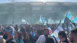 L’arbitro fischia la fine, la città abbraccia i campioni d'Italia