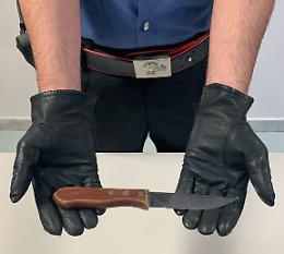 Con un coltello da cucina minaccia l'ex, arrestato 