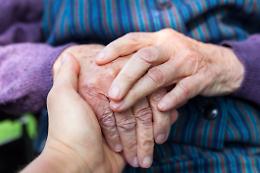Alzheimer, gli Usa approvano il primo farmaco dopo quasi 20 anni