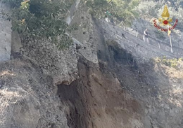 Frana ad Amalfi, crollo terrazzamenti: paura tra i turisti