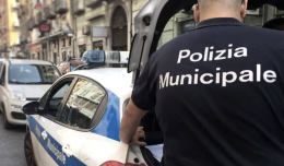 Taxi a Napoli, controlli della polizia turistica: raffica di sanzioni