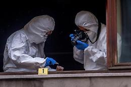 Morte misteriosa: anziano ritrovato nudo nel salotto, la casa a soqquadro