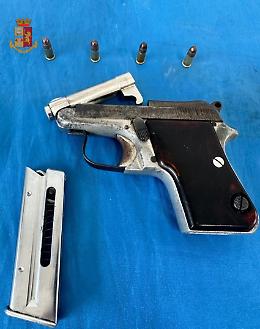 Sorpreso con una pistola, finisce in manette