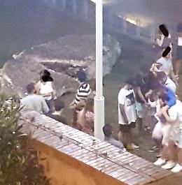 Danneggiano reperto del III secolo per foto ricordo, giovani chiedono scusa al sindaco
