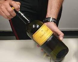 Cocaina liquida nella bottiglia di vino: 27enne arrestato