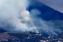 Incendi, proseguiranno i pattugliamenti dell'esercito sul Vesuvio