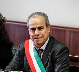 Corruzione e appalti pilotati, arrestato il sindaco di Torre del Greco: il prefetto lo sospende