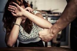 Violenze alla moglie sotto gli occhi del figlio neonato, arrestato stalker di Succivo