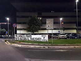Raid fascista a Fiumicino, striscione davanti alla sede del Pd