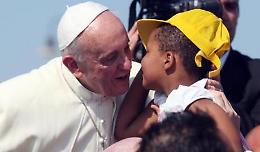 Papa Francesco: «Chiesa senza frontiere, crea ponti e non barriere. È la mano di Gesù che tramite la nostra aiuta gli altri ad alzarsi»