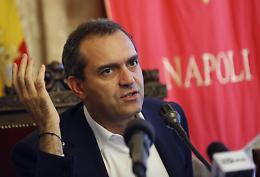 De Magistris: «Calenda? Basta coi saltimbanchi della politica»