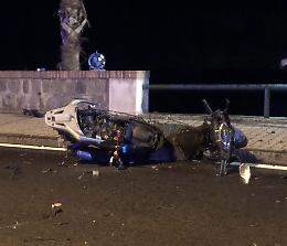 Travolge un uomo e cade dallo scooter, morto centauro