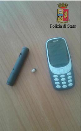 Va a fare i quiz per la patente con microfono e auricolare: denunciato 30enne napoletano